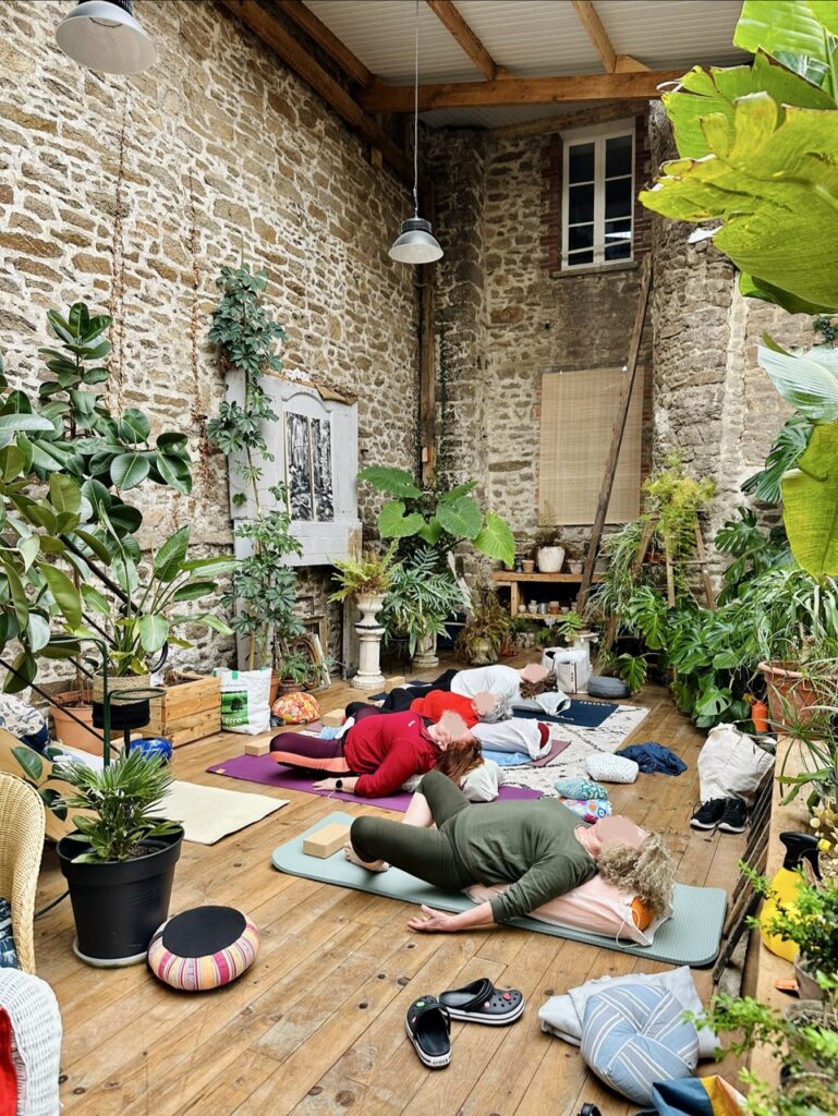 Cours de Yin yoga à Quintin — Librairie le Marque Page Espace de Coworking le 43, Côtes-d'Armor